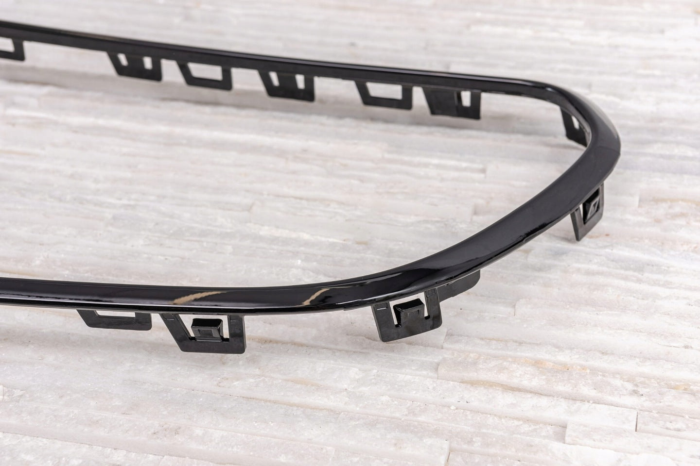 Lajsna prednje maske za Mercedes E-Klasa W213 2016.-2019. A2138850200